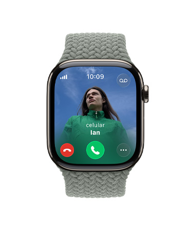 Apple Watch Series 11 com caixa natural de titânio e pulseira loop solo trançada cinza-esverdeada, chamada recebida, foto de contato, botões para atender e recusar a chamada, Digital Crown no lado direito
