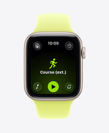 Apple Watch SE 3, boîtier en aluminium, comète, séance de course à l’extérieur affichée, commandes de lecture d’Apple Music au bas de l’écran, bracelet sport, jaune fluo