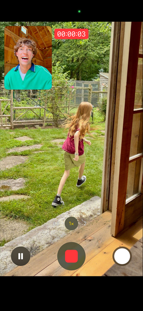 Écran d’un iPhone 17 montrant comment les caméras avant et arrière fonctionnent pendant l’enregistrement d’une vidéo double capture, où une jeune fille court tandis qu’un homme la regarde