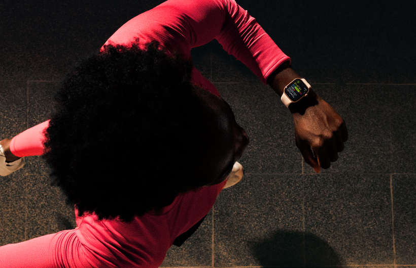 Una persona consulta su progreso mientras corre en la app Entrenamiento en un Apple Watch Series 11