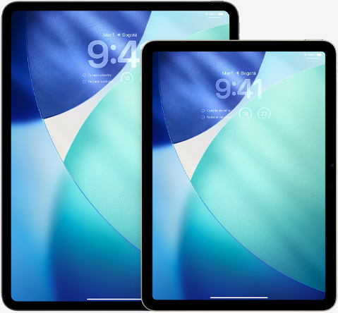 Un iPad y un iPad Air, uno al lado del otro, el iPad Air se superpone al iPad, orientación vertical, la pantalla bloqueada muestra la hora en Liquid Glass translúcido
