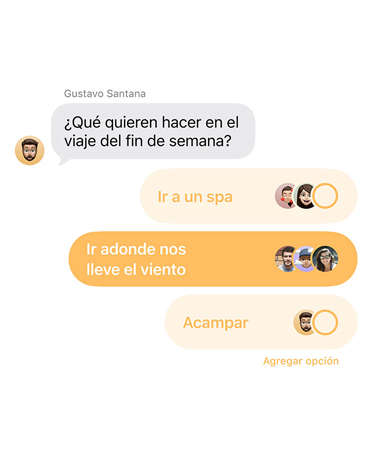 Primer plano de la nueva funcionalidad Encuestas en Mensajes, donde las personas del chat grupal votan adónde viajarán el fin de semana