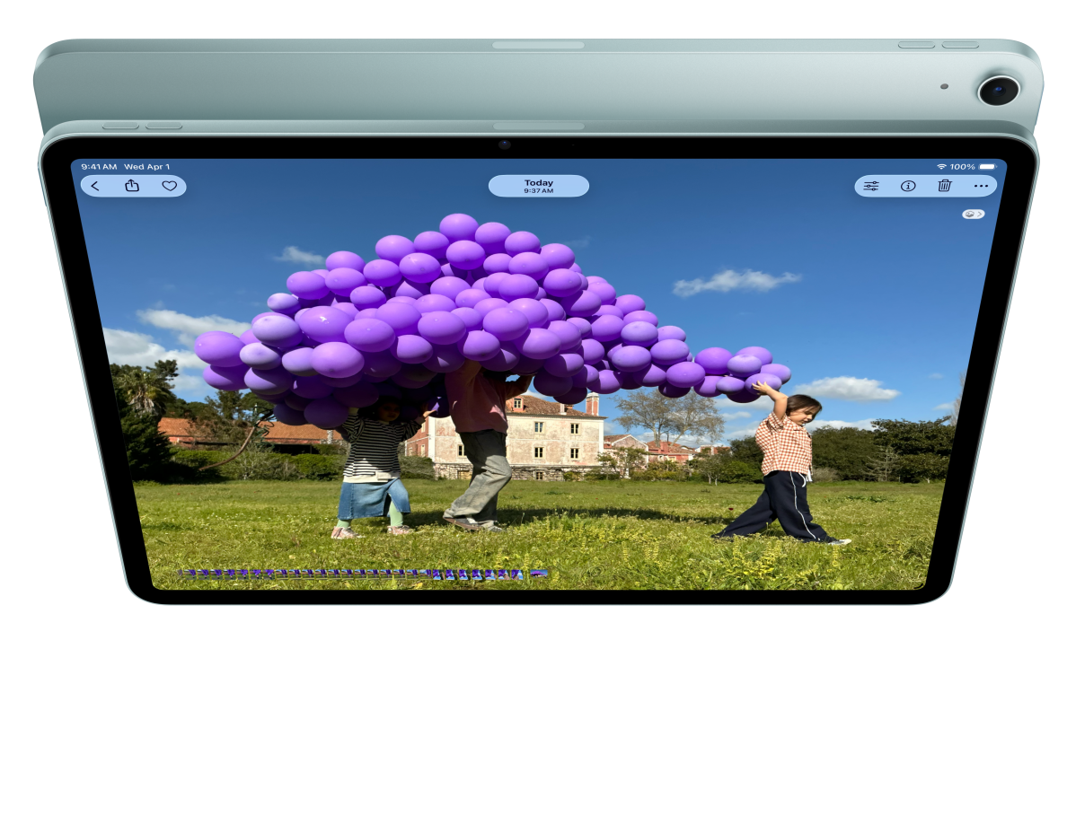 Přední strana iPadu Air, uživatel má spuštěný FaceTime a otevřený Keynote, za zařízením je vidět zadní strana jiného iPadu Air