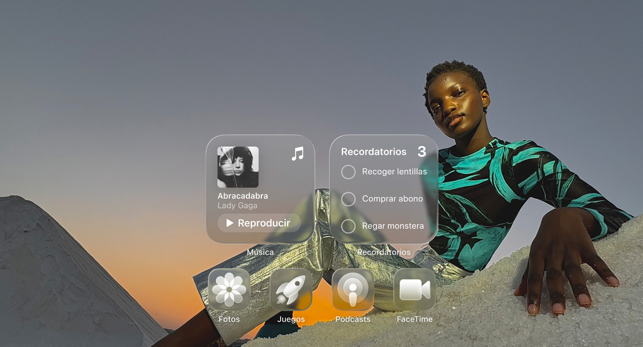 Pantalla con Liquid Glass e iconos translúcidos de apps, como Música, Recordatorios, Fotos, Juegos, Podcasts y FaceTime, que refractan sobre el fondo de la pantalla