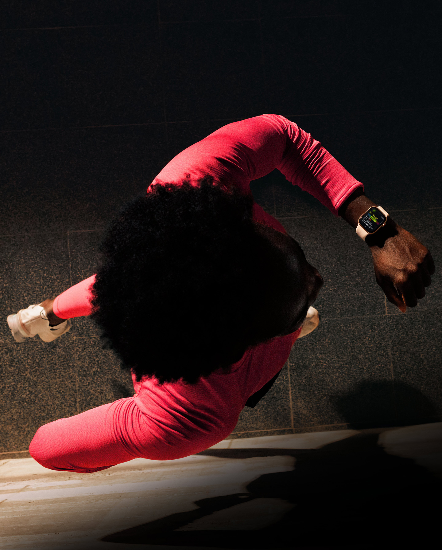 Henkilö tarkistaa edistymisensä Apple Watch Series 11:n Treeni-apista juostessaan