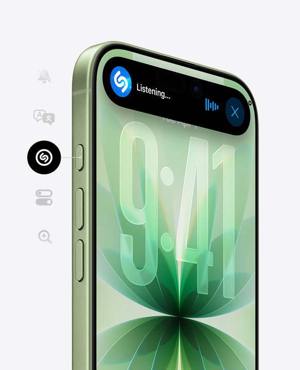 Voorkant van iPhone 17 in de kleur Saliegroen, met Ceramic Shield, Dynamic Island met Shazam in gebruik, zijaanzicht met: Actieknop en volumeknoppen