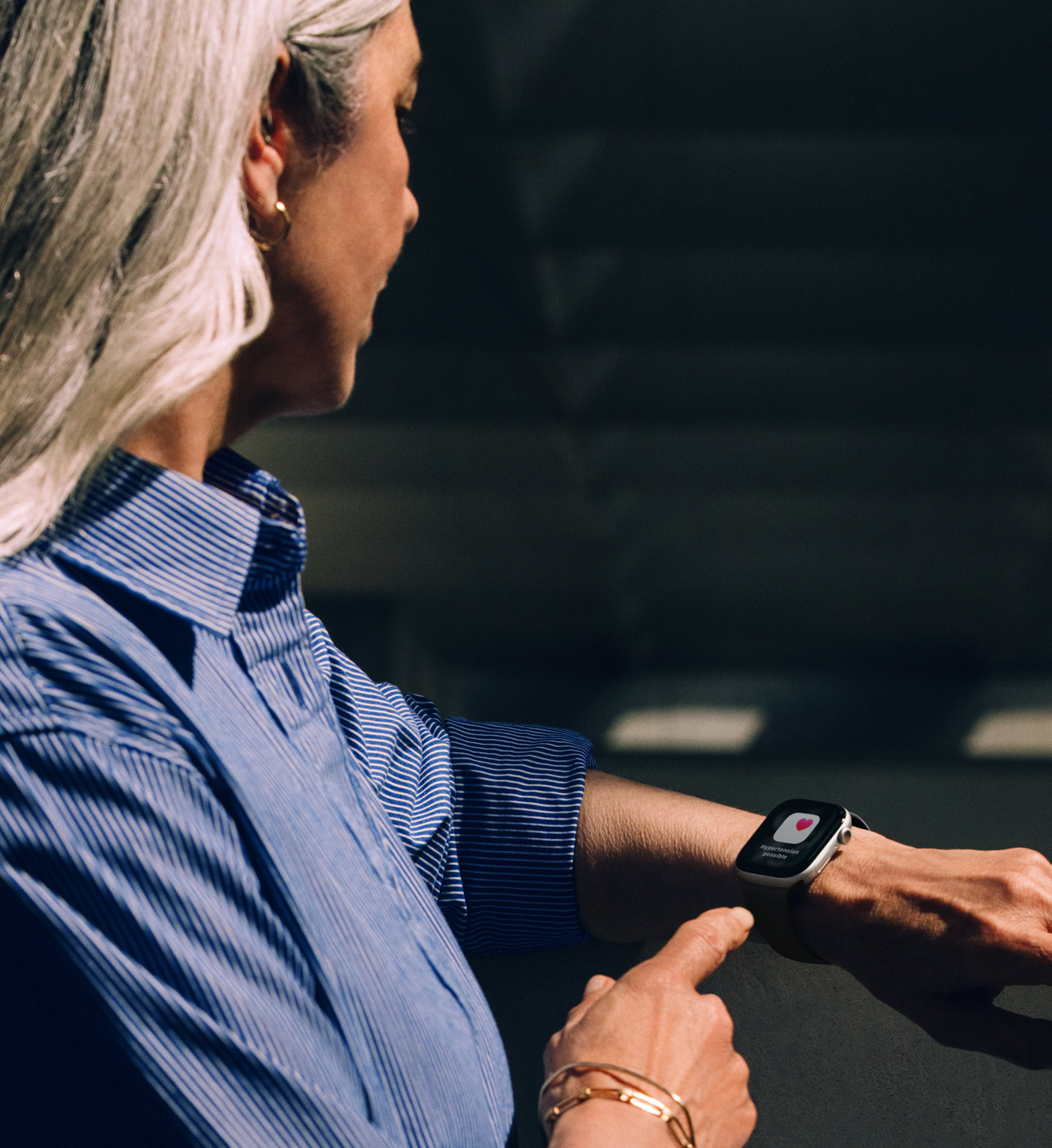 Une personne lit une notification d’hypertension sur son Apple Watch Series 11