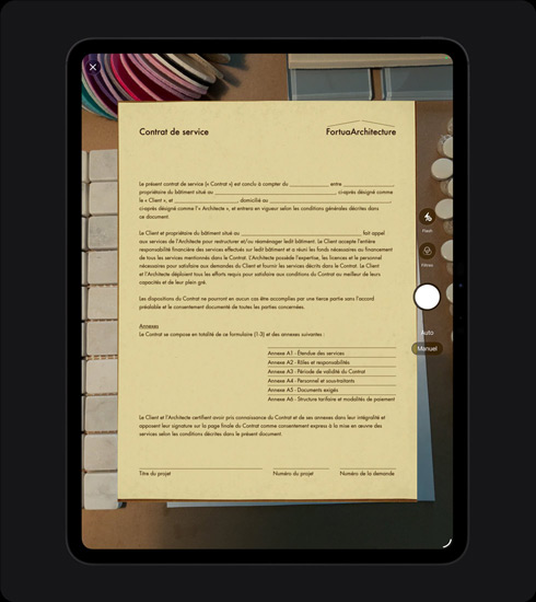 iPad Pro, face avant, orientation portrait, noir sidéral, écran affichant un document numérisé intitulé « Contrat de service » avec des lignes de texte et de signature clairement visibles