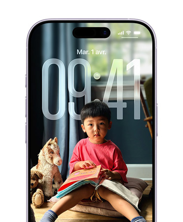 Écran verrouillé d’un iPhone affichant l’heure ajustée par rapport à la photo de l’écran verrouillé