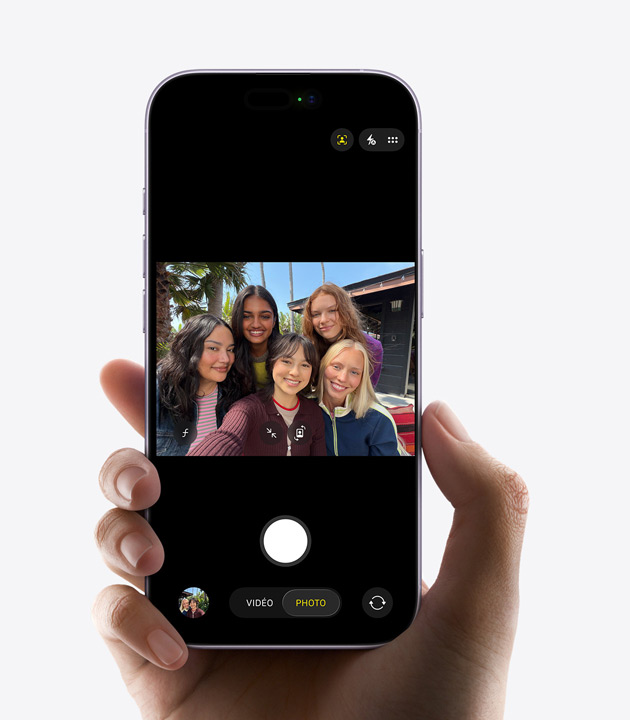 iPhone 17, face avant, fonctionnalité Cadre centré pour les photos en cours d’utilisation, groupe de personnes prenant un selfie