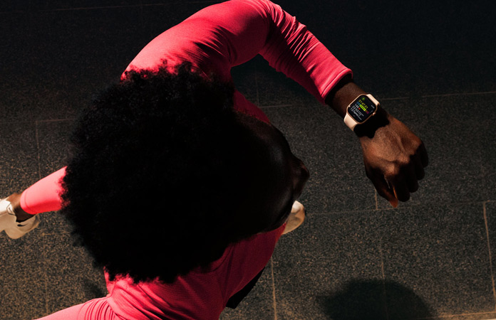 Une personne en train de courir suit son effort dans l’app Exercice sur une Apple Watch Series 11