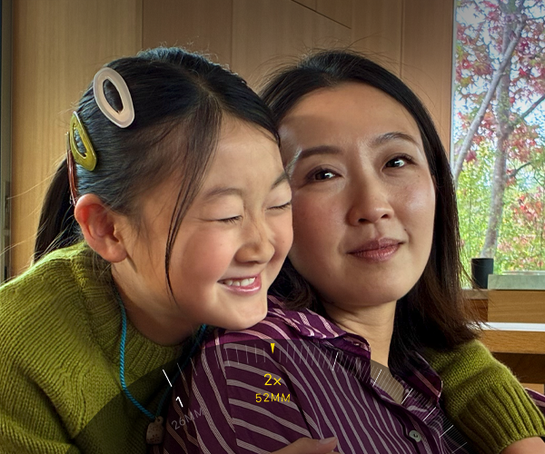 Λειτουργία Τηλεφακού 2x σε χρήση, εστιάζοντας σε δύο άτομα που αγκαλιάζονται