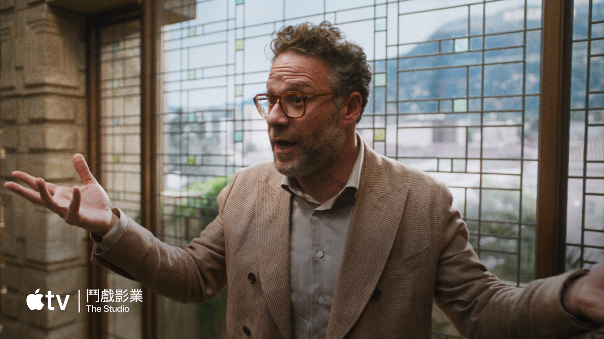 一部平面電視展示 Apple TV 節目和電影、Apple Music 及 Apple Fitness+ 的靜態影像。