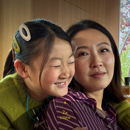  Značajka 2x telefoto u upotrebi, zumiranje na dvije osobe koje se grle