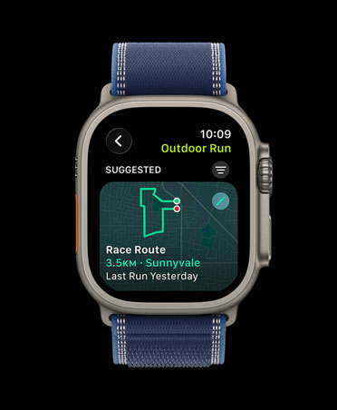 Apple Watch Ultra 3, natural colour, titanium case, Race Route, Outdoor Run workout, strap, Trail Loop, blue/bright blue colour