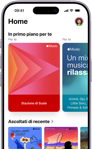Il pannello Home di Apple Music su un iPhone, con il carosello dei contenuti della sezione “In primo piano per te“ che mostra stazioni personalizzate e playlist di Jenny Court