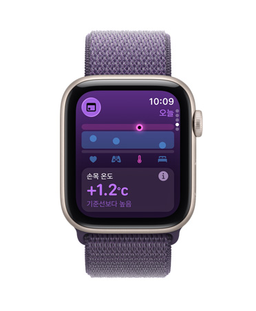 활력 징후 앱에 건강 점수 차트, 야간 활력 징후 이상치 알림이 표시되고 오른쪽 옆면 외관에 Digital Crown이 보이는 스타라이트 색상 알루미늄 케이스의 Apple Watch SE 3, 그리고 퍼플 포그 색상 스포츠 루프