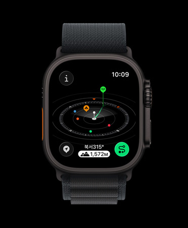 나침반 앱에 표시된 경유지가 보이는 블랙 색상 티타늄 케이스의 Apple Watch Ultra 3, 그리고 블랙 알파인 루프