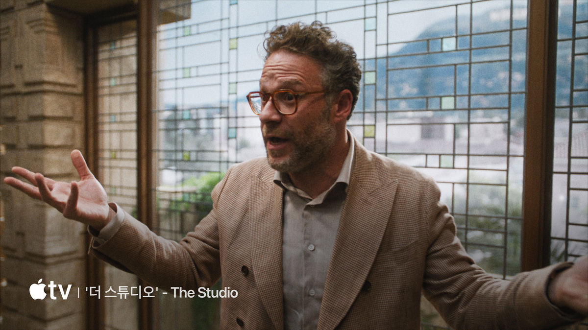 평면 TV에서 Apple TV 프로그램의 동영상을 보여주는 이미지.