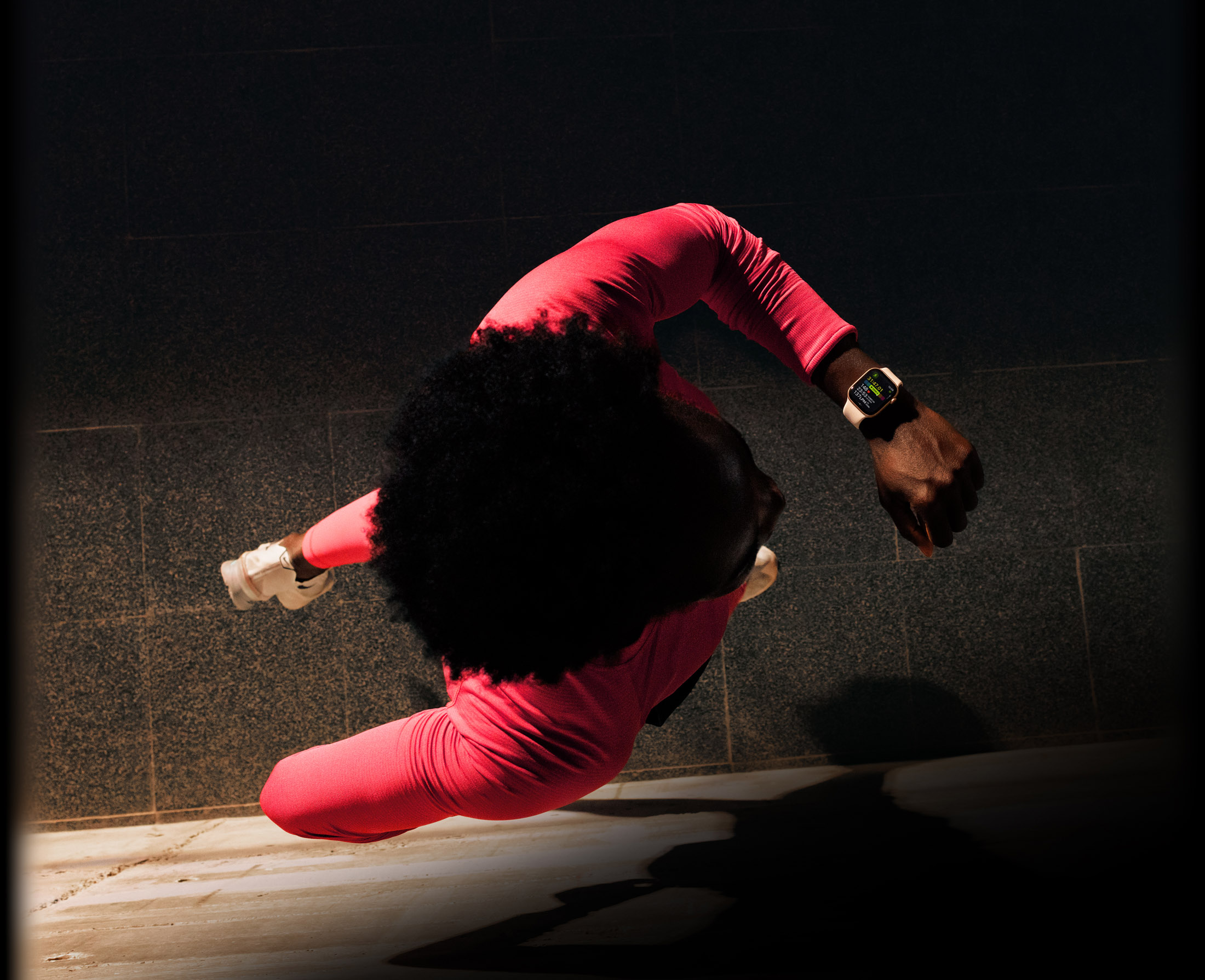 Una persona consulta su progreso mientras corre en la app Entrenamiento en un Apple Watch Series 11