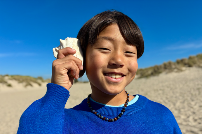 صورة تم التقاطها باستخدام كاميرا 48MP Fusion، ميزة الجيل الجديد من البورتريه قيد الاستخدام، مع التركيز على وجه الشخص