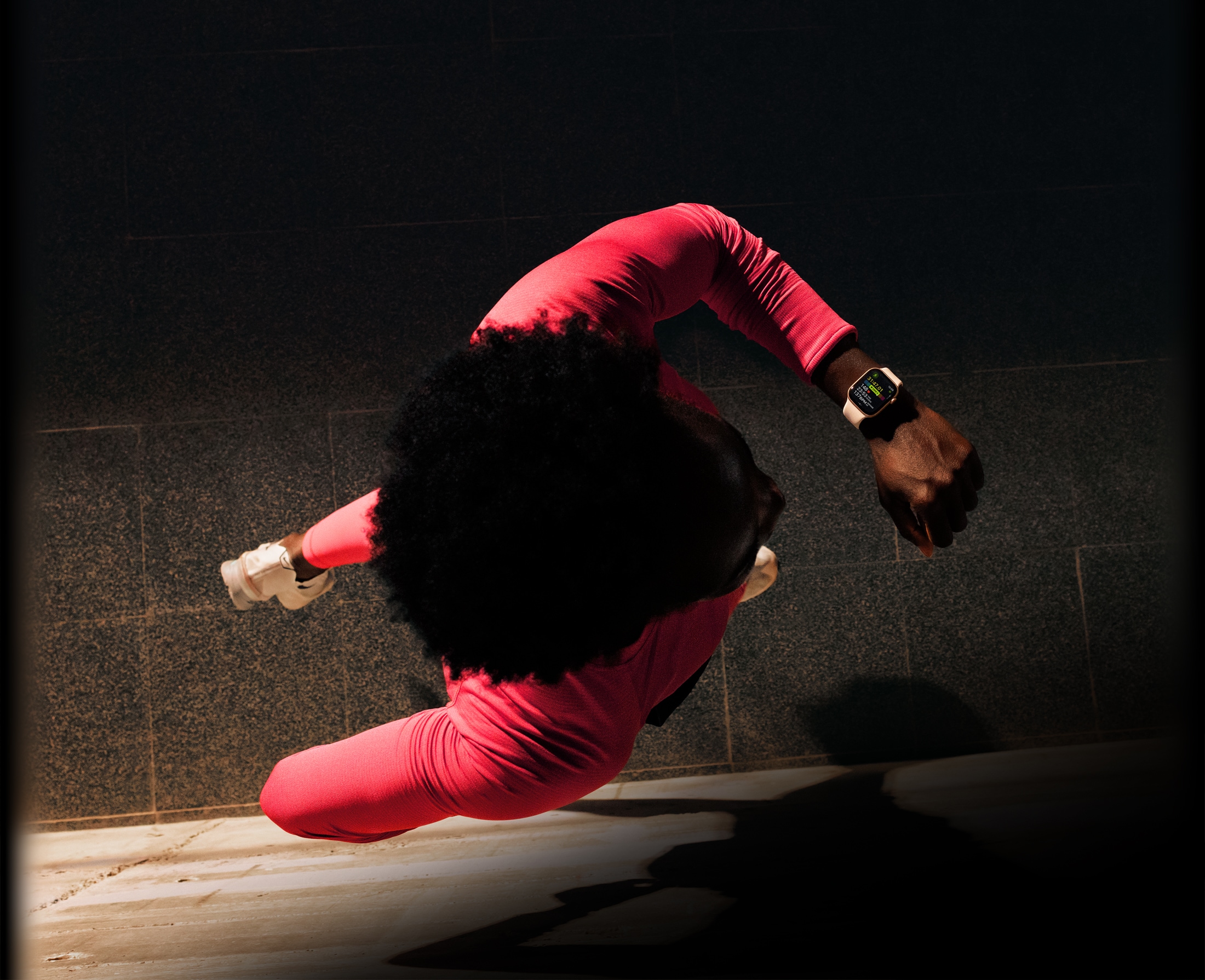 Biegnąca osoba sprawdza postępy w aplikacji Trening na Apple Watch Series 11