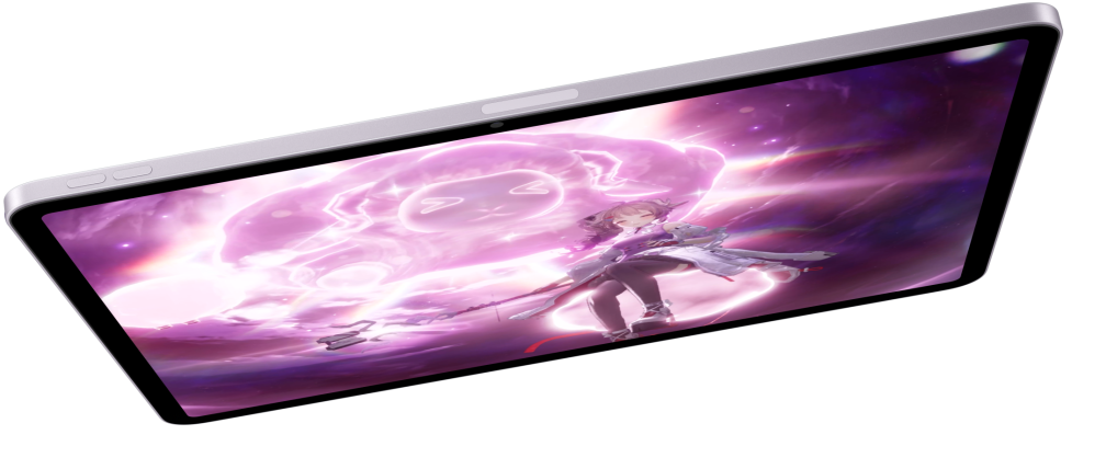 iPad Air w orientacji poziomej, widać grę wideo, a poniżej dwa inne modele iPada Air