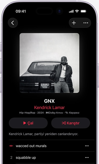 iPhone ekranında Apple Music uygulamasındaki Uzamsal Ses için Oluşturuldu başlıklı çalma listesi kapak görseli gösteriliyor