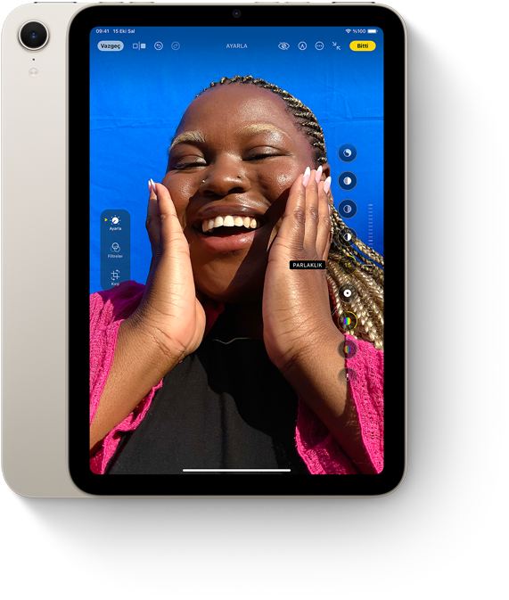 Dikey pozisyondaki iPad mini’de Fotoğraflar uygulaması görülüyor.