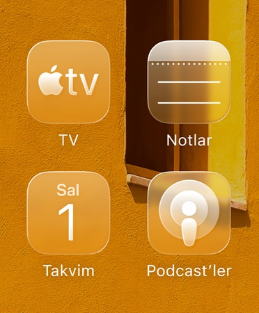 Apple TV uygulaması, Notlar, Takvim ve Podcast’leri içeren yeni, renkli uygulama simgelerinin yakın çekim görüntüsü
