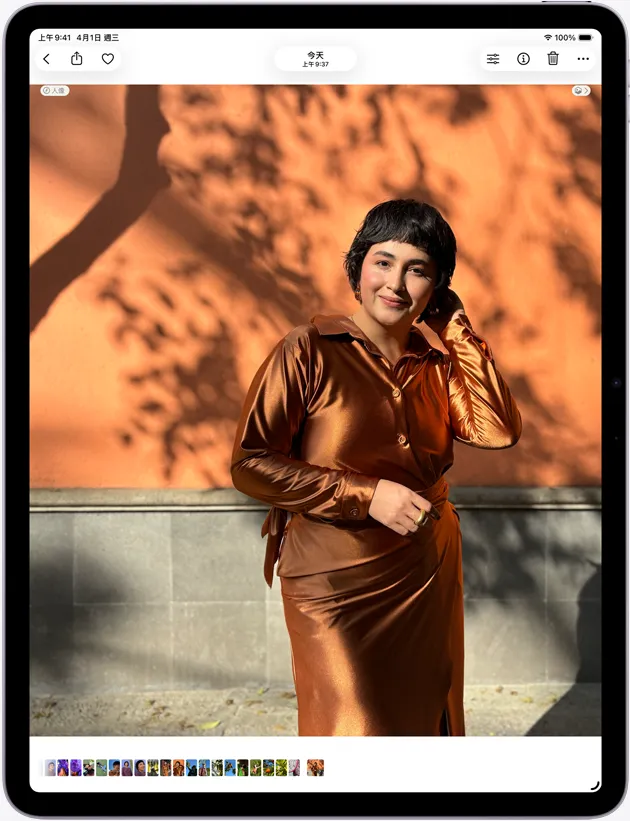 13 吋 iPad Air 的機身正面外觀，螢幕顯示照片 app，展示 Liquid Retina 顯示器