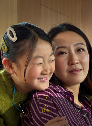 Використання зуму 2x, збільшення зображення двох людей, які обіймаються