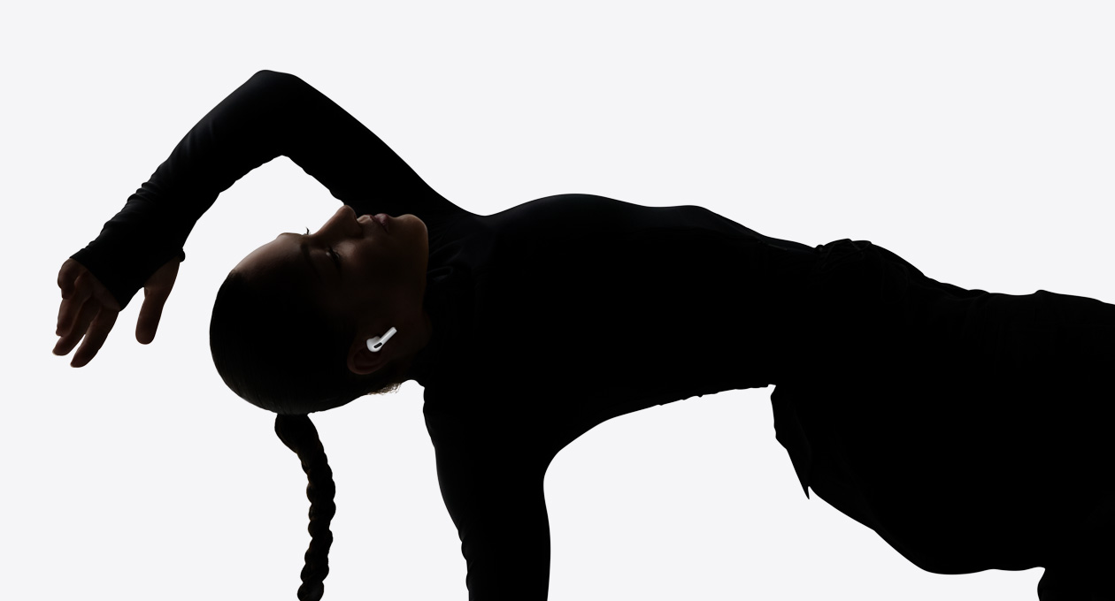 AirPods Pro 3 in den Ohren einer tanzenden Person, während sie kabellos Musik hört