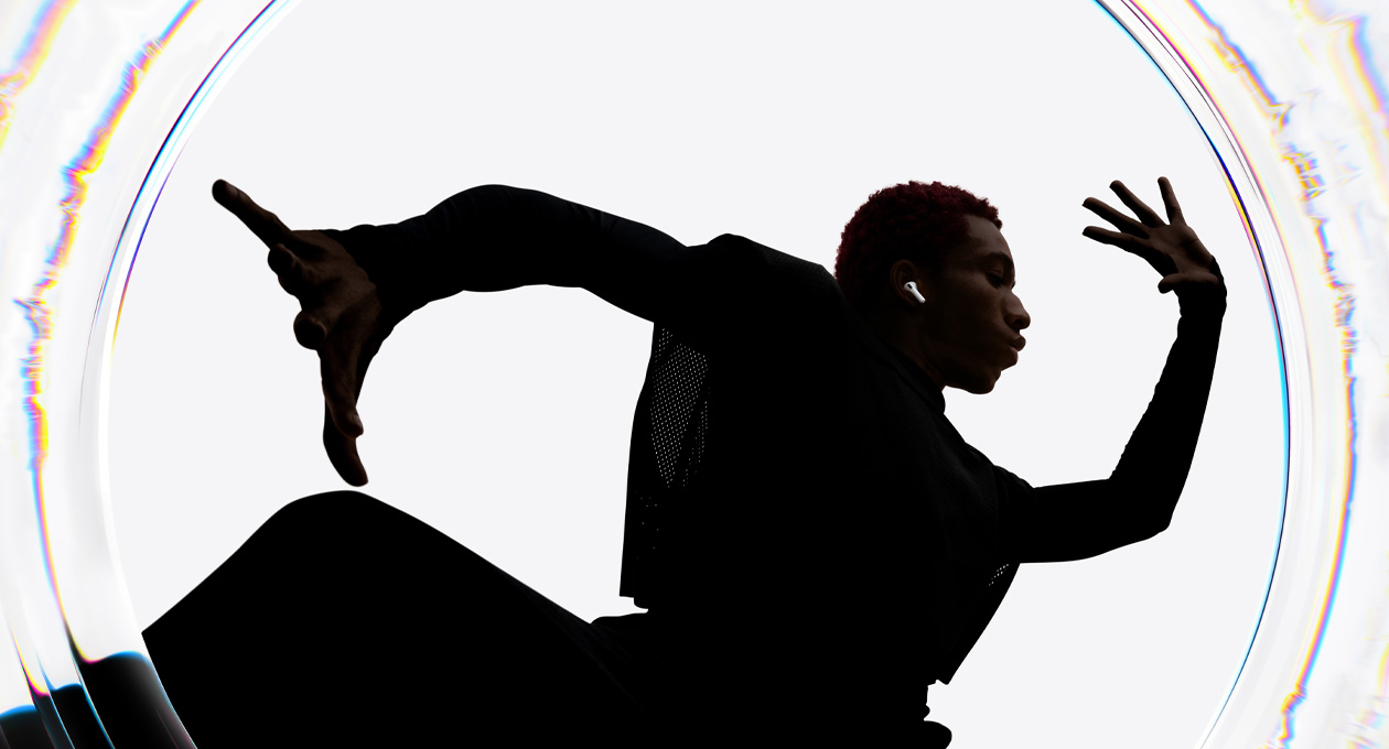 Eine tanzende Person nutzt AirPods Pro 3, während sie sich mit weit ausgebreiteten Armen zum Takt bewegt