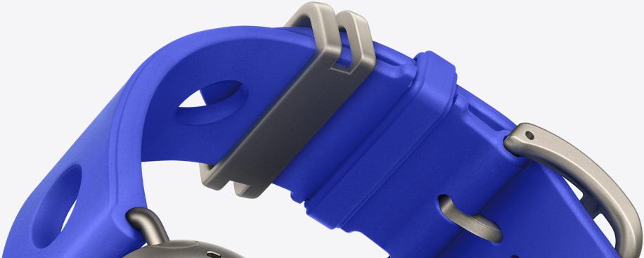 Apple Watch Hermès Scub’H Diving band, bleu néon color (bright blue), molded rubber material, circular cutouts centered, natural color titanium buckle and hardware