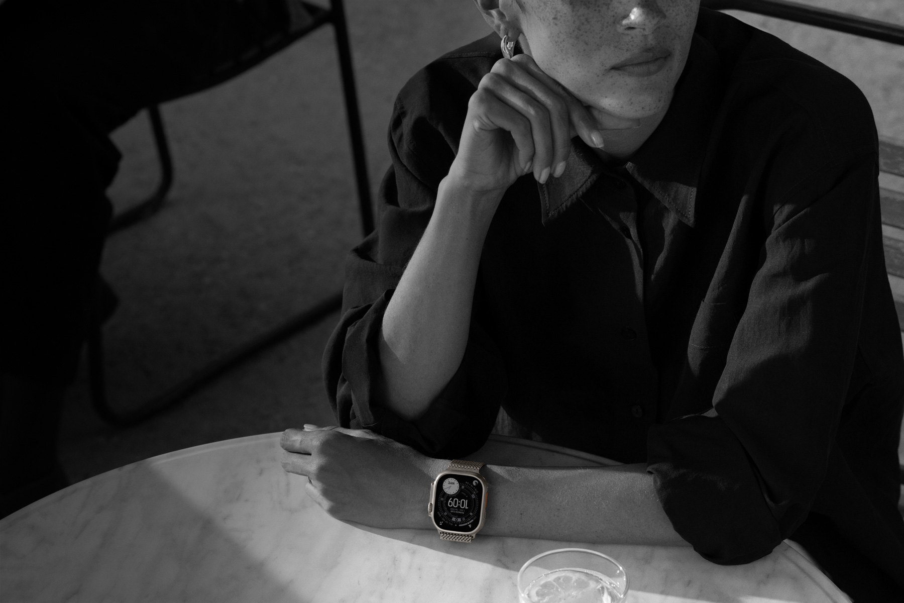 Henkilöllä on päivällisellä ranteessaan Apple Watch Ultra 3