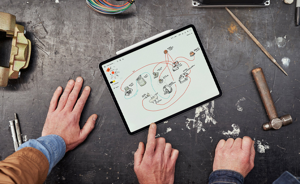 Tým používá iPhone, iPad a Apple Pencil na skenování vozidel, vytváření zběžných nákresů a navrhování 3D modelů.