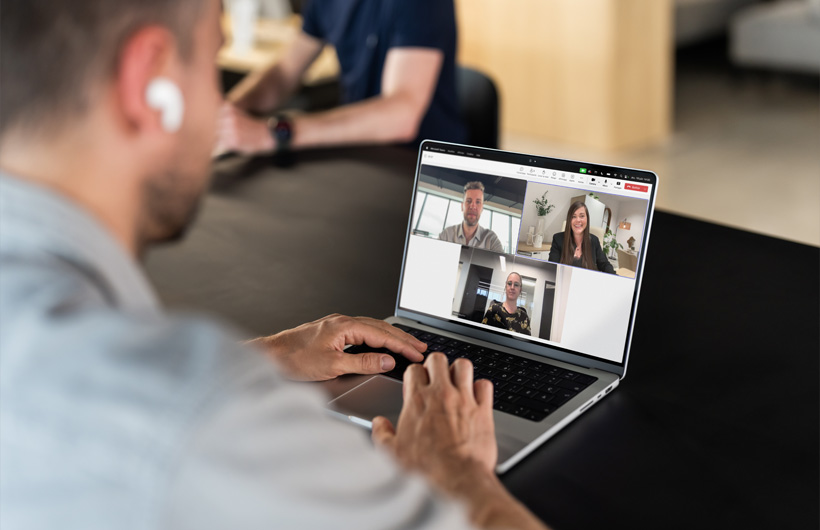 Mac은 Microsoft Teams와 같은 핵심 비즈니스 앱과 매끄럽게 연동됩니다. 덕분에 디지털 마케팅 책임자인 Clément Boës는 언제나 원활하게 소통하고 효율적으로 업무를 진행할 수 있습니다.