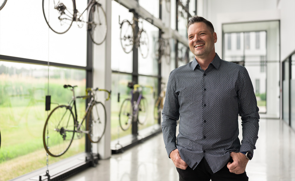 Apple 기술은 CEO인 Marc-André Lebeau가 자신의 중소기업을 손쉽게 운영하고, 효율적으로 관리하며, 성장을 위한 기반을 다질 수 있도록 돕습니다.