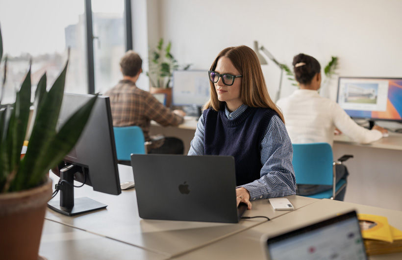 L’équipe de marketing de Hello Vet utilise MacBook Pro pour créer et collaborer.