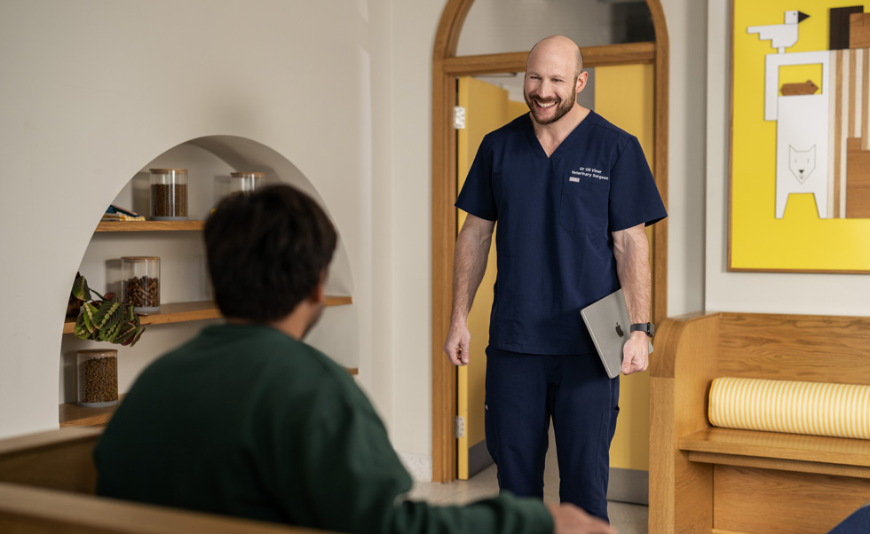 Les vétérinaires se déplacent facilement d’une salle à l’autre avec leur MacBook Air, léger et puissant.