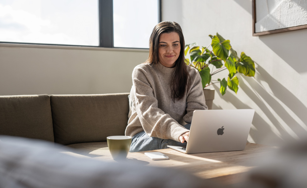 Le personnel infirmier utilise MacBook Air à domicile pour offrir des conseils à la clientèle et la rassurer.