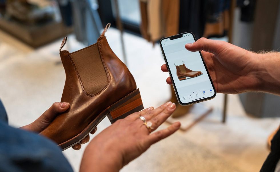 Un employé consulte les stocks dans l’app iOS NewStore.