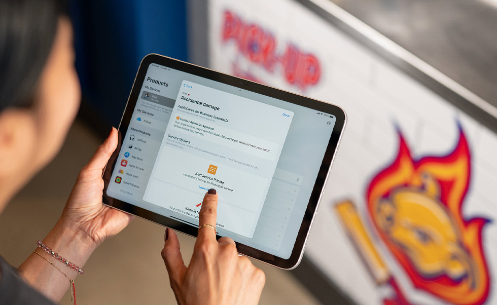 Seorang karyawan meminta perbaikan menggunakan AppleCare+ for Business Essentials.
