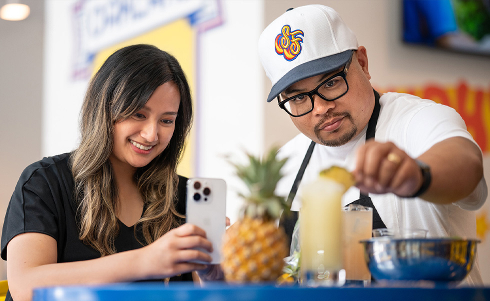 Das Team nimmt mit dem iPhone ansprechende Inhalte auf, die es mit seinen Kund:innen teilt.