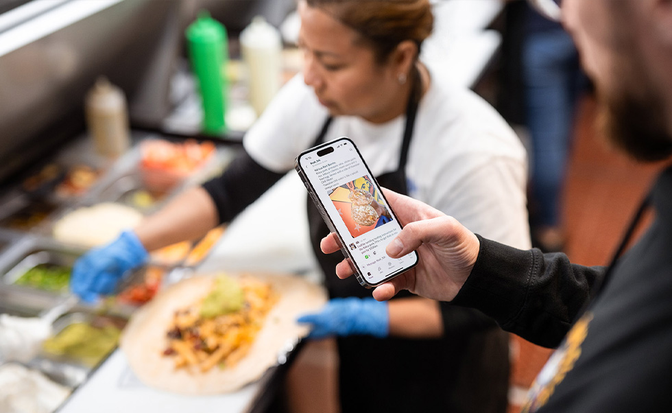 Slack auf dem iPhone erleichtert den Mitarbeiter:innen von Señor Sisig die nahtlose Kommunikation zwischen den Standorten.