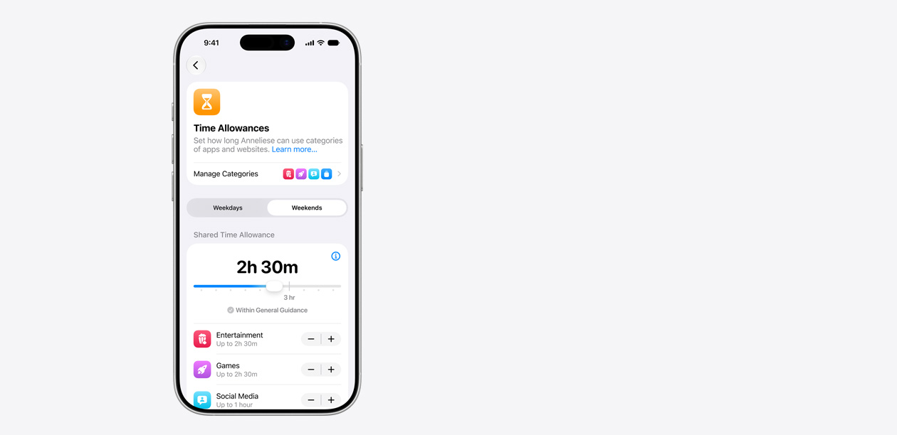 Un iPhone muestra la interfaz de Límites de Tiempo, con un límite compartido de dos horas y 30 minutos, y sugerencias de límites para categorías de apps como entretenimiento, juegos y redes sociales.