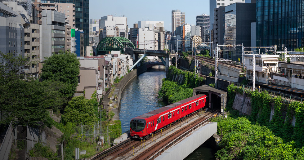 Glimpses of Tokyo Metro, including trains crossing bridges, daily operations and maintenance work.