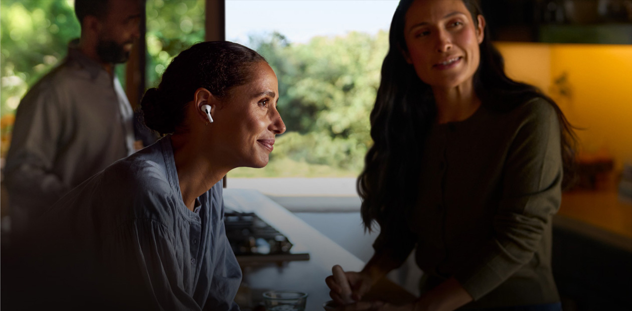 Une femme portant des AirPods 2.