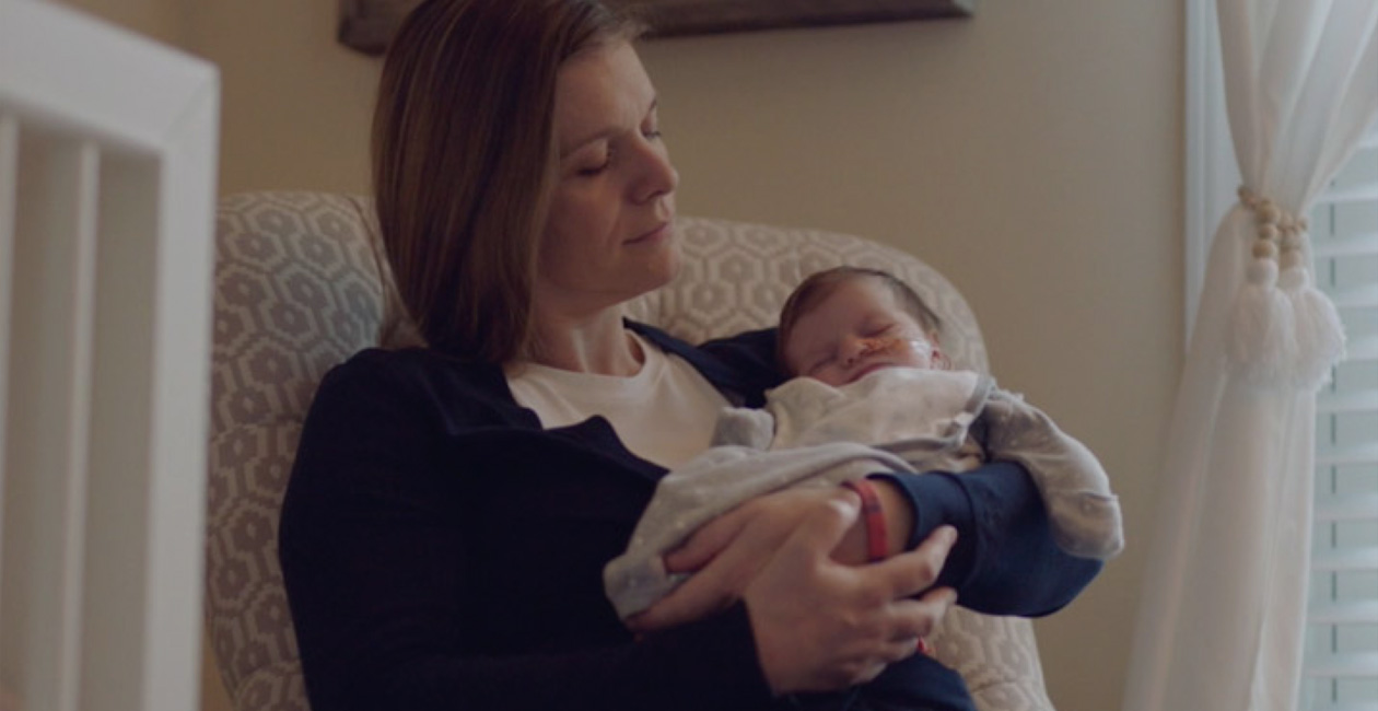 Một người mẹ đang chăm sóc con.